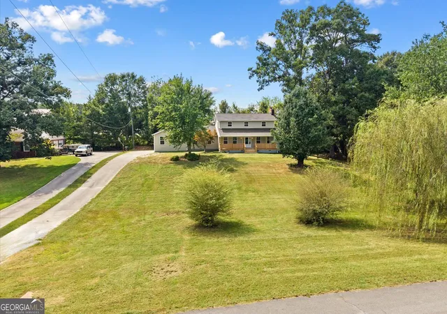 Photo 3 of Single family home for sale at 1421 Thrasher Dr, Dalton, GA 30721 | MLS# 10839989 | Listing updated on 2026-09-28