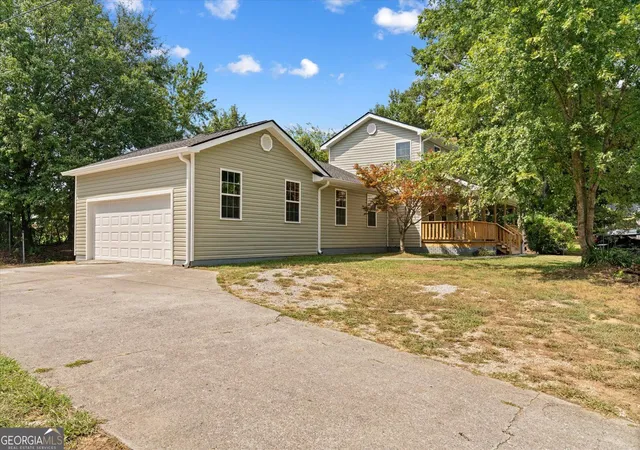 Photo 4 of Single family home for sale at 1421 Thrasher Dr, Dalton, GA 30721 | MLS# 10839989 | Listing updated on 2026-10-15
