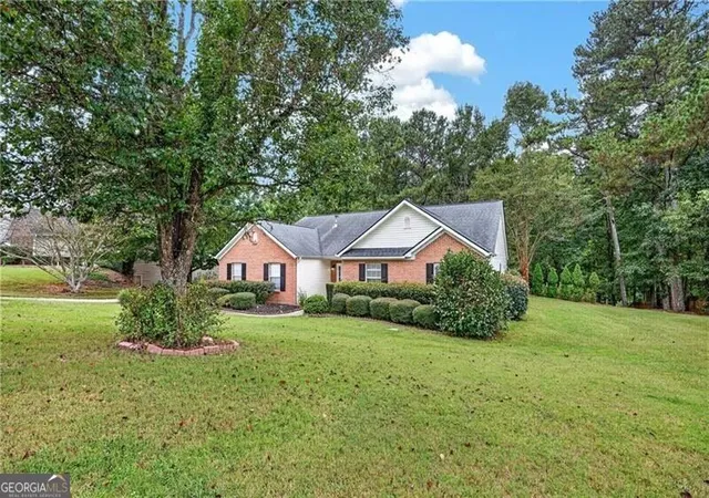 Photo 3 of Sale Pending at 2730 Angel Oak Cir, Dacula, GA 30019 | MLS# 10853478 | Listing updated on 2026-10-08