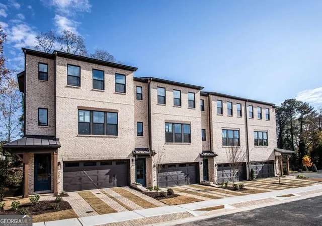 Townhouse for sale at 117 Bridgecrest Rd, Roswell, GA 30075 | MLS# 10841907