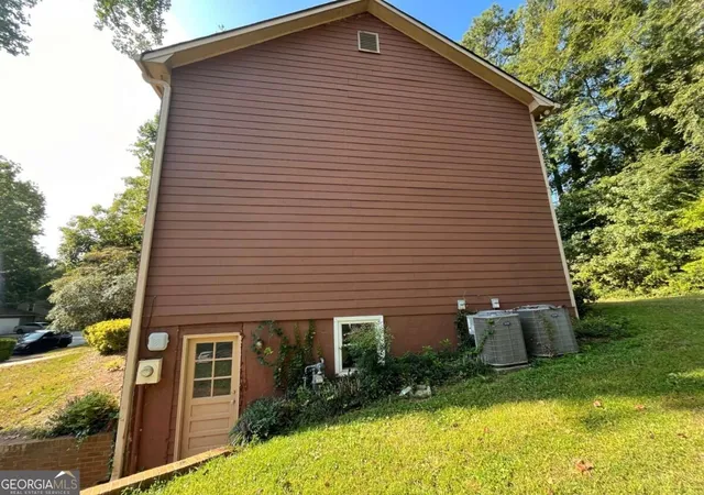 Photo 3 of Single family home for sale at 1547 Golf Link Dr, Stone Mountain, GA 30088 | MLS# 10844667 | Listing updated on 2026-09-12