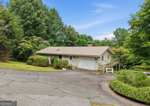 Photo 2 of Single family home for sale at 2325 Ridgecrest Cir, Hiawassee, GA 30546 | MLS# 10807043 | Listing updated on 2026-09-14