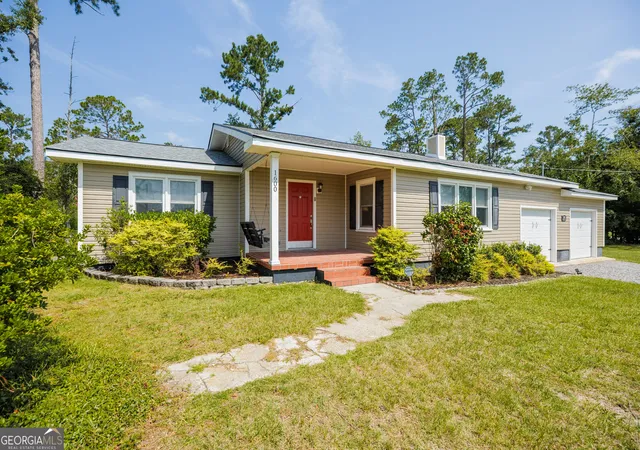 Photo 2 of Single family home for sale at 1600 Beauford Pl, Valdosta, GA 31602 | MLS# 10846294 | Listing updated on 2026-09-30