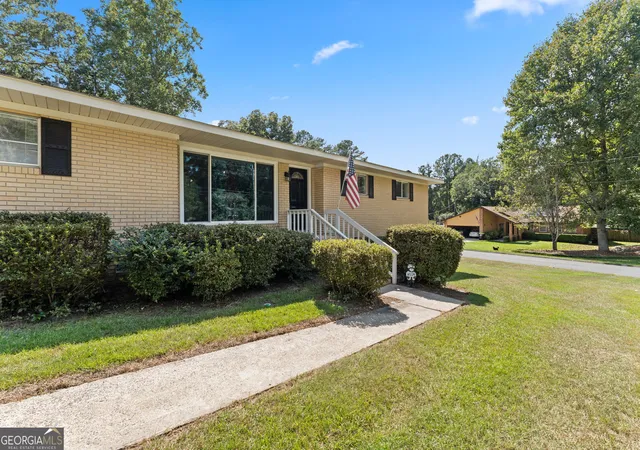 Photo 3 of Sale Pending at 202 Woodland Dr, Warner Robins, GA 31088 | MLS# 10850747 | Listing updated on 2026-09-24
