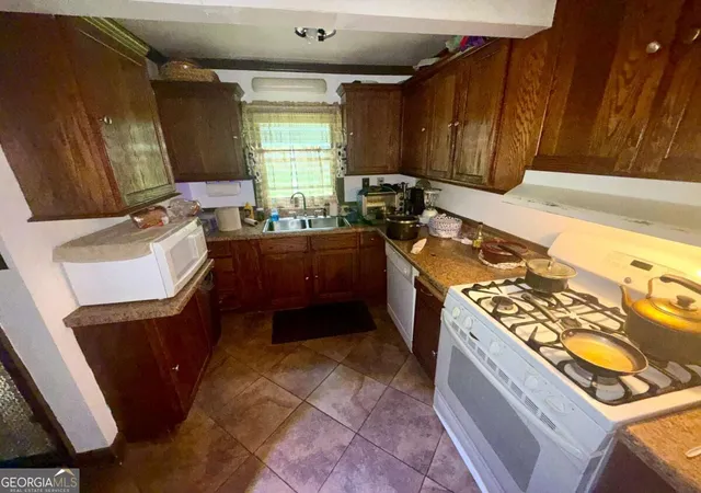 Photo 4 of Sale Pending at 230 Eleanor St SE, Atlanta, GA 30317 | MLS# 10837145 | Listing updated on 2026-10-21
