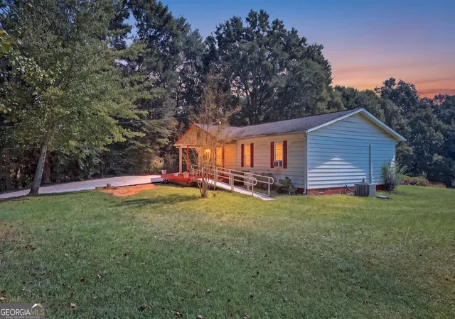 Photo 3 of Single family home for sale at 282 Wall Brg Rd, Clarkesville, GA 30523 | MLS# 10851152 | Listing updated on 2026-10-06