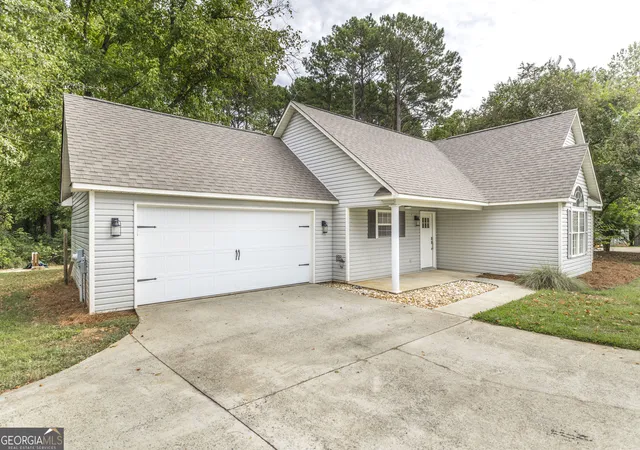 Photo 2 of Sale Pending at 221 Muirfield Ln, Byron, GA 31008 | MLS# 10849892 | Listing updated on 2026-10-07
