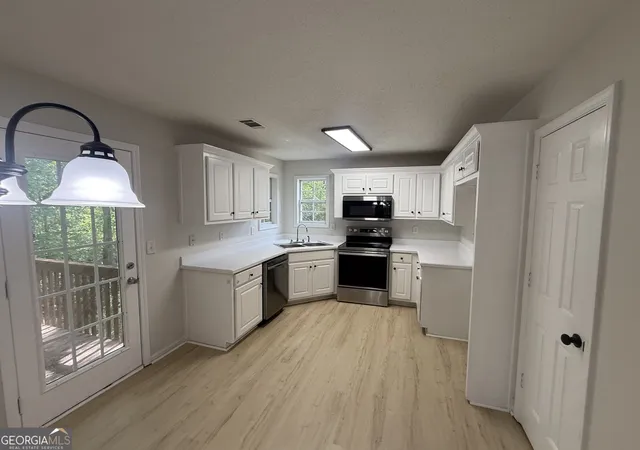 Photo 3 of Sale Pending at 637 Skyland Dr, Winder, GA 30680 | MLS# 10847673 | Listing updated on 2026-10-30