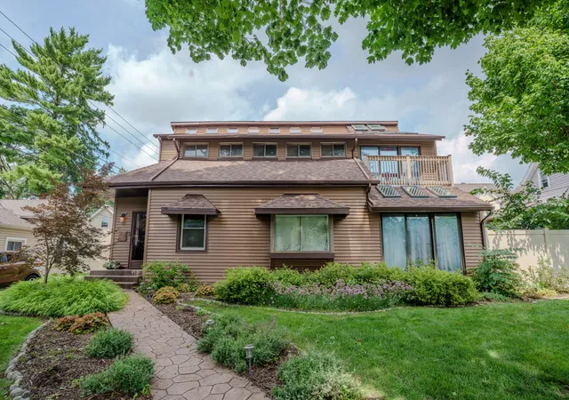 Photo 1 of Single family home for sale at 405 E Chicago St, Valparaiso, IN 46383 | MLS# 844366 | Listing updated on 2026-08-31