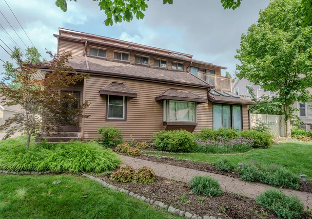 Photo 2 of Single family home for sale at 405 E Chicago St, Valparaiso, IN 46383 | MLS# 844366 | Listing updated on 2026-08-31