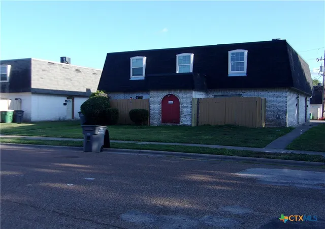 Photo 2 of Townhouse for sale at 1801 Lawndale Ave, Victoria, TX 77901 | MLS# 557544 | Listing updated on 2026-07-17