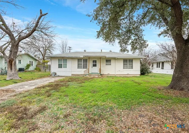 Photo 2 of Single family home for sale at 320 E Davilla St, Bartlett, TX 76511 | MLS# 567029 | Listing updated on 2026-09-12