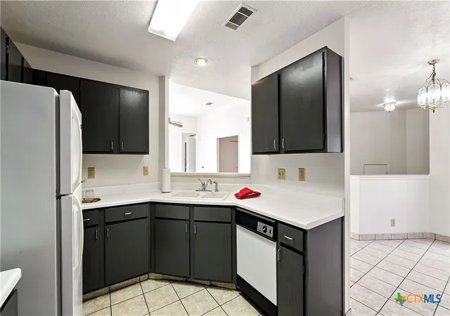 Listing Photo 4 - Condo for sale in building located at 8 Oak Villa Rd, Canyon Lake, TX 78133