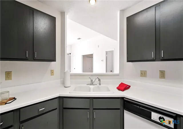 Listing Photo 5 - Condo for sale in building located at 8 Oak Villa Rd, Canyon Lake, TX 78133