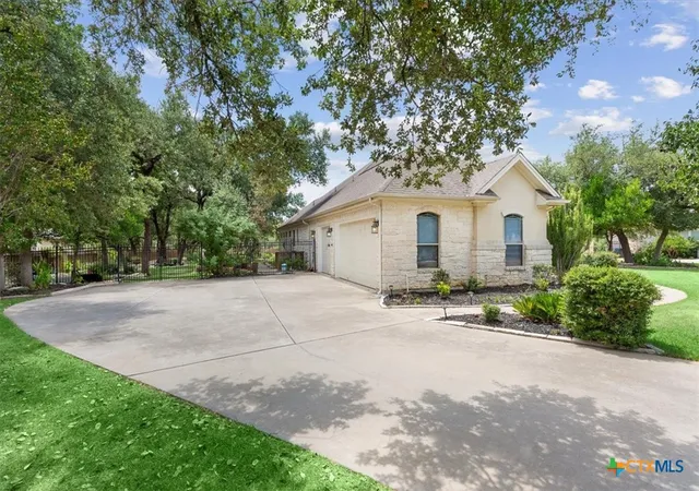 Photo 4 of Sale Pending at 521 Buena Vista Dr, Georgetown, TX 78633 | MLS# 591385 | Listing updated on 2026-08-31