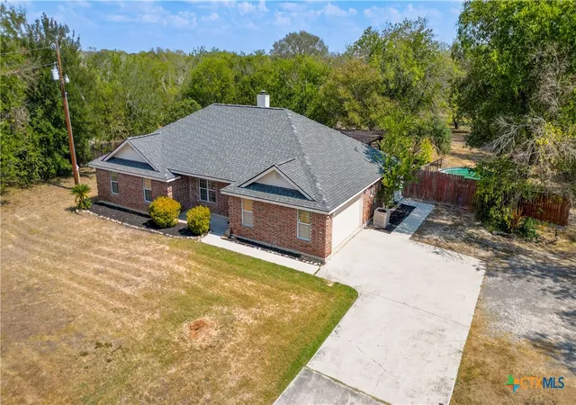 Photo 3 of Single family home for sale at 105 Tomahawk Trl, Seguin, TX 78155 | MLS# 594645 | Listing updated on 2026-09-30