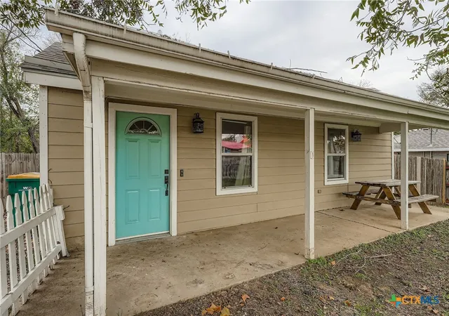 Photo 4 of Single family home for sale at 304 S Main St, Elgin, TX 78621 | MLS# 599413 | Listing updated on 2026-09-30
