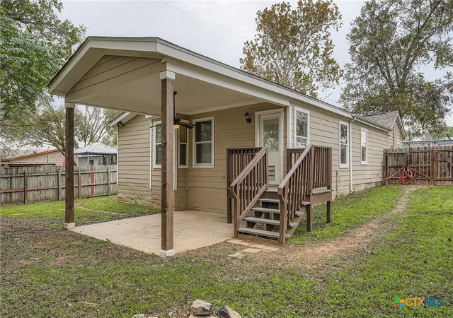 Photo 2 of Single family home for sale at 304 S Main St, Elgin, TX 78621 | MLS# 599413 | Listing updated on 2026-09-30