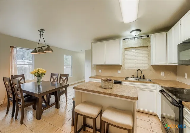 Photo 3 of Single family home for sale at 304 S Main St, Elgin, TX 78621 | MLS# 599413 | Listing updated on 2026-09-30