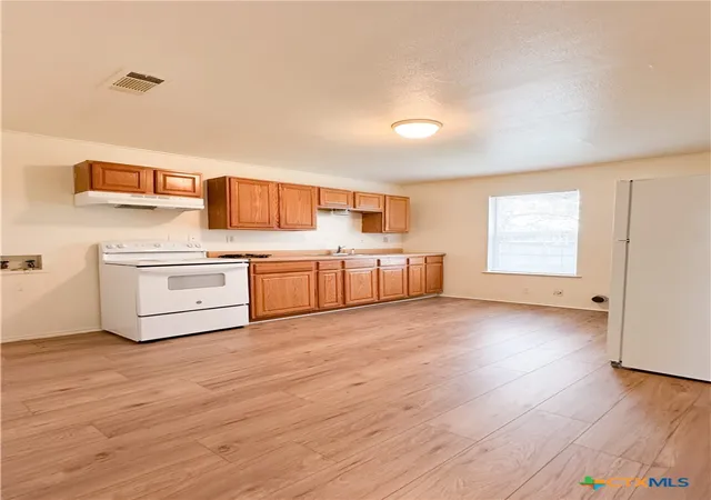 Photo 3 of Sale Pending at 511 W Hallmark Ave, Killeen, TX 76541 | MLS# 601785 | Listing updated on 2026-08-03