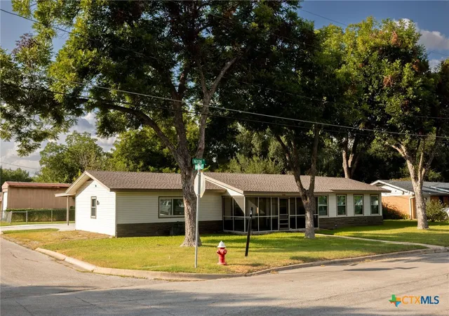 Photo 3 of Single family home for sale at 811 Nixon St, Lockhart, TX 78644 | MLS# 602458 | Listing updated on 2026-09-06