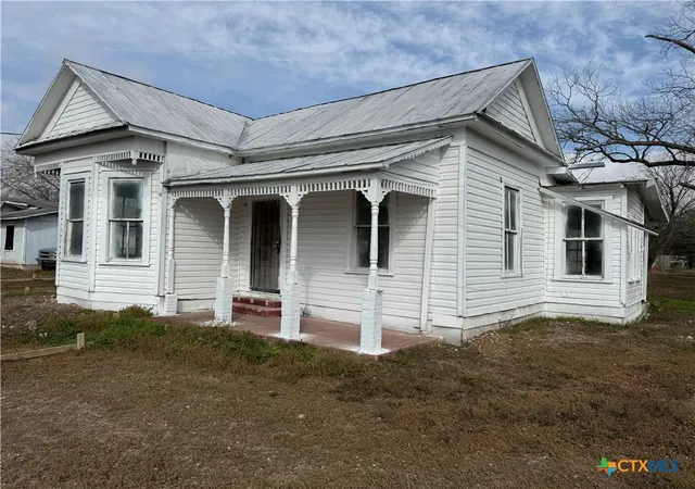 Photo 2 of Single family home for sale at 316 W Seideman St, Seguin, TX 78155 | MLS# 602607 | Listing updated on 2026-08-21