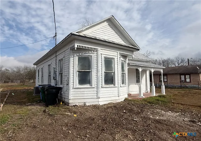 Photo 3 of Single family home for sale at 316 W Seideman St, Seguin, TX 78155 | MLS# 602607 | Listing updated on 2026-08-21