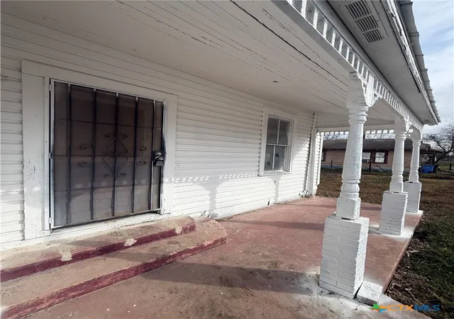 Photo 3 of Single family home for sale at 316 W Seideman St, Seguin, TX 78155 | MLS# 602607 | Listing updated on 2026-08-21
