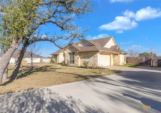 Photo 2 of Sale Pending at 329 Sunrise Hills, Lampasas, TX 76550 | MLS# 603115 | Listing updated on 2026-09-10