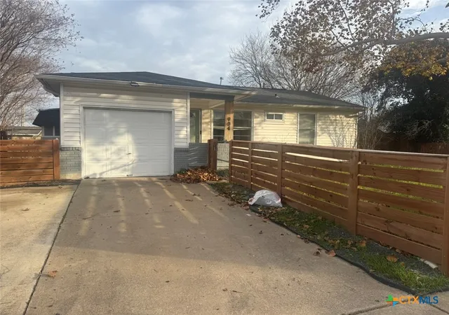 Photo 2 of Sale Pending at 904 Houston St, Killeen, TX 76541 | MLS# 604489 | Listing updated on 2026-08-18