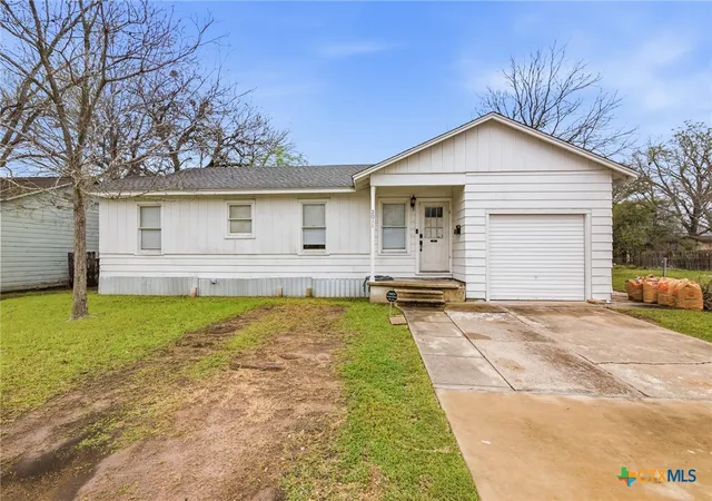 Photo 1 of Single family home for sale at 2011 E Crestwood Dr, Victoria, TX 77901 | MLS# 607502 | Listing updated on 2026-09-12