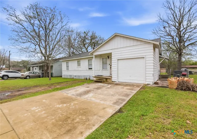 Photo 2 of Single family home for sale at 2011 E Crestwood Dr, Victoria, TX 77901 | MLS# 607502 | Listing updated on 2026-09-12