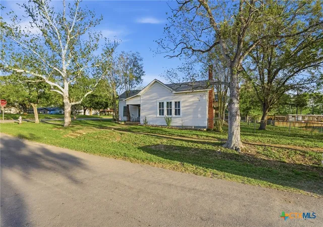 Photo 3 of Single family home for sale at 211 E 4th Street, Nixon, TX 78140 | MLS# 608600 | Listing updated on 2026-08-20