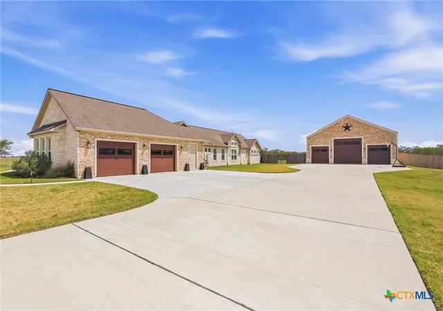 Photo 3 of Single family home for sale at 500 Sendera Loop, Victoria, TX 77904 | MLS# 608569 | Listing updated on 2026-08-20