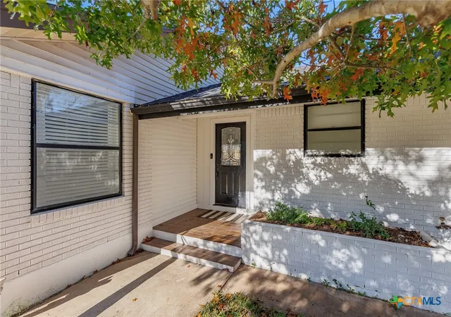 Photo 3 of Single family home for sale at 139 E Cottonwood Dr, Granite Shoals, TX 78654 | MLS# 609807 | Listing updated on 2026-08-28