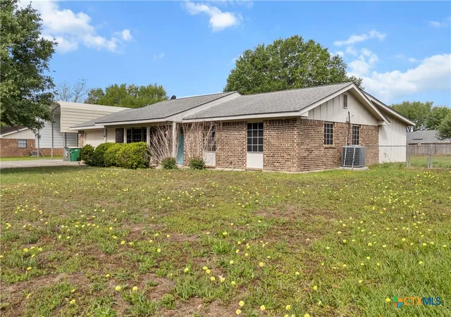 Photo 3 of Single family home for sale at 204 Berwick St, Victoria, TX 77904 | MLS# 610149 | Listing updated on 2026-08-26