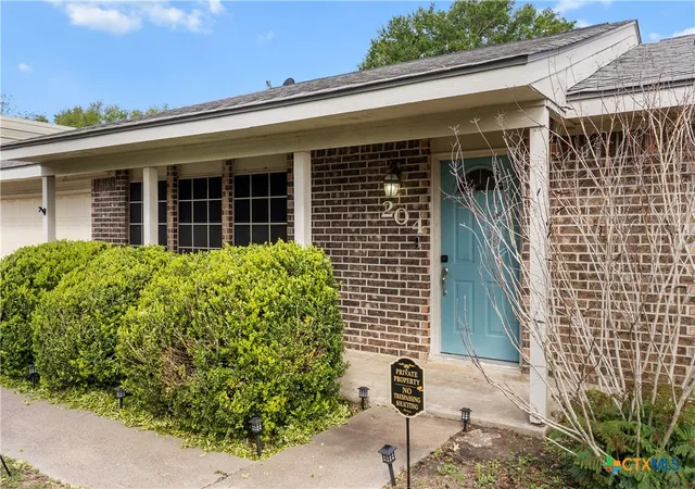 Photo 3 of Single family home for sale at 204 Berwick St, Victoria, TX 77904 | MLS# 610149 | Listing updated on 2026-08-26