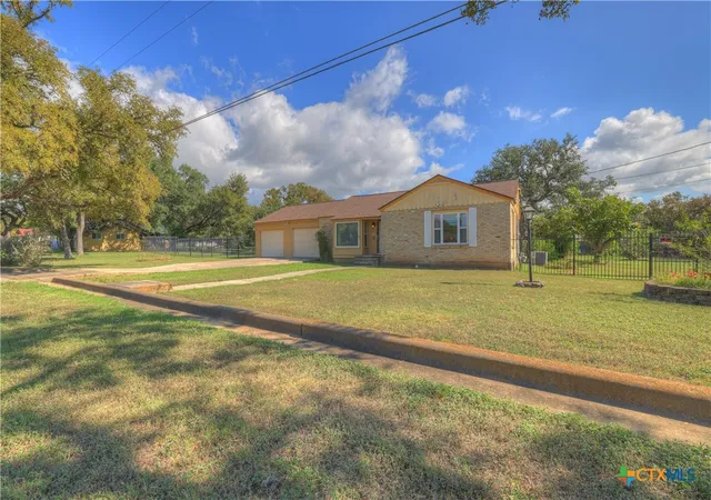 Photo 2 of Single family home for sale at 800 N Bishop St, San Marcos, TX 78666 | MLS# 607877 | Listing updated on 2026-09-09