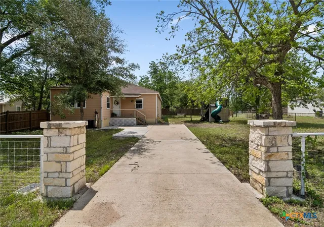 Photo 1 of Sale Pending at 810 Lamar St, Luling, TX 78648 | MLS# 611716 | Listing updated on 2026-08-25