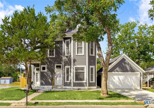 Photo 1 of Single family home for sale at 400 N Bowie St, Seguin, TX 78155 | MLS# 611932 | Listing updated on 2026-09-22