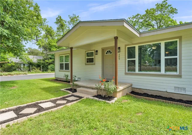 Photo 1 of Single family home for sale at 209 E Live Oak St, Burnet, TX 78611 | MLS# 610923 | Listing updated on 2026-09-15