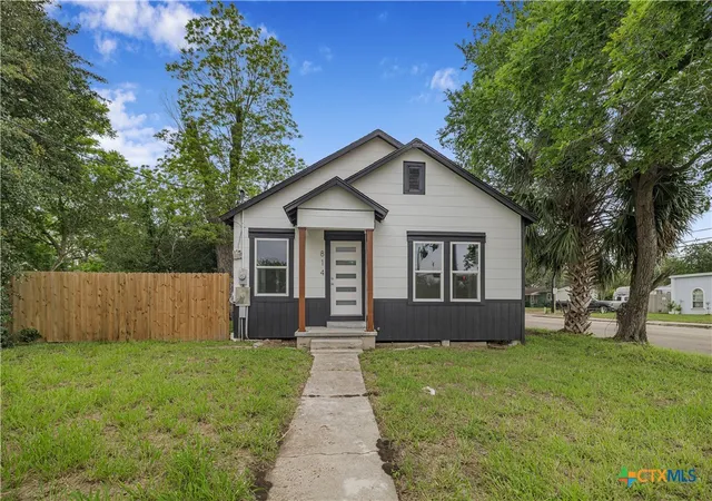 Photo 1 of Single family home for sale at 814 S Laurent St, Victoria, TX 77901 | MLS# 612959 | Listing updated on 2026-09-12
