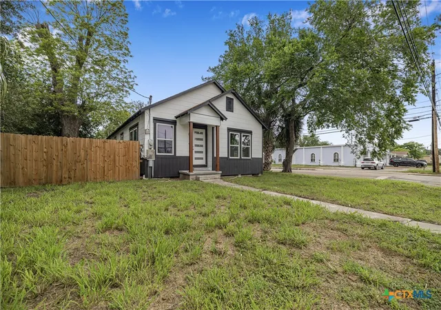 Photo 2 of Single family home for sale at 814 S Laurent St, Victoria, TX 77901 | MLS# 612959 | Listing updated on 2026-09-12