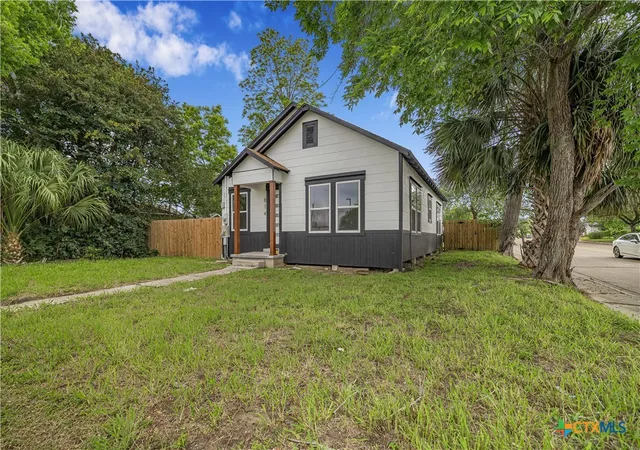 Photo 3 of Single family home for sale at 814 S Laurent St, Victoria, TX 77901 | MLS# 612959 | Listing updated on 2026-09-12