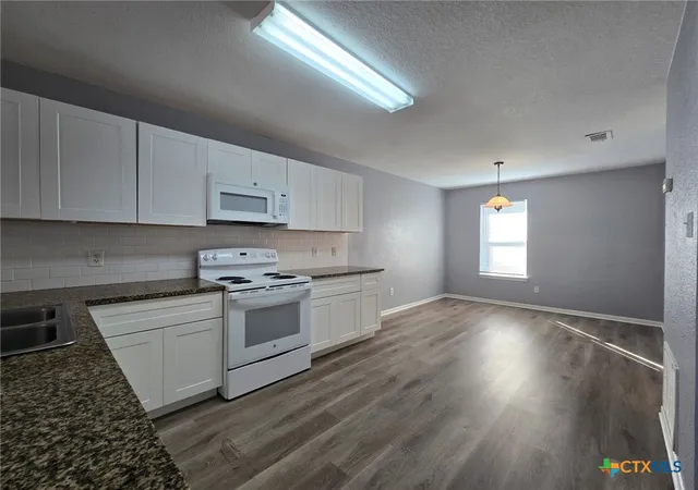 Listing Photo 4 - Condo for sale in building located at 1604 Dugger Cir, Killeen, TX 76543
