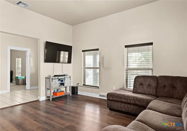 Photo 4 of Single family home for sale at 607 S Main St, Lampasas, TX 76550 | MLS# 613670 | Listing updated on 2026-09-06