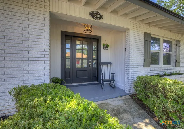 Photo 1 of Sale Pending at 1006 Pecan St, Floresville, TX 78114 | MLS# 613040 | Listing updated on 2026-10-02