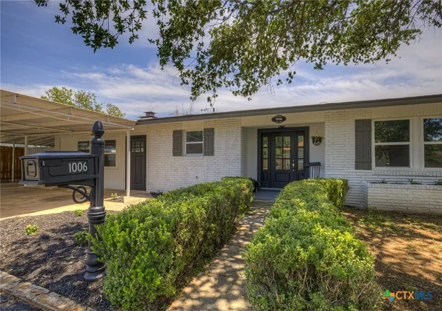 Photo 3 of Sale Pending at 1006 Pecan St, Floresville, TX 78114 | MLS# 613040 | Listing updated on 2026-10-02