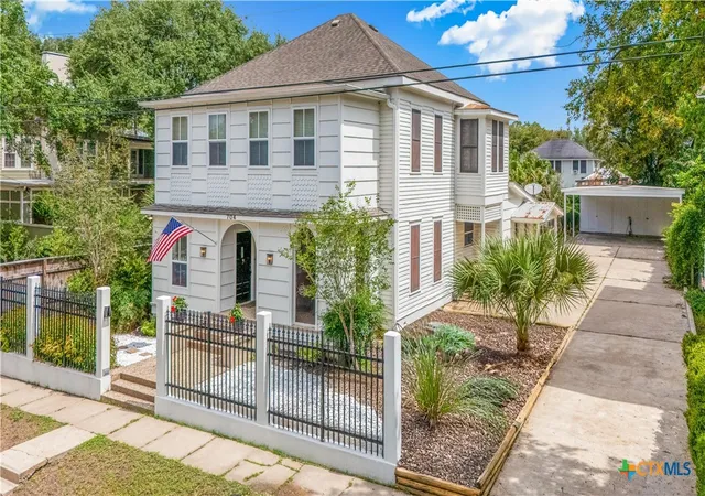 Photo 2 of Sale Pending at 704 W Commercial St, Victoria, TX 77901 | MLS# 613748 | Listing updated on 2026-09-15