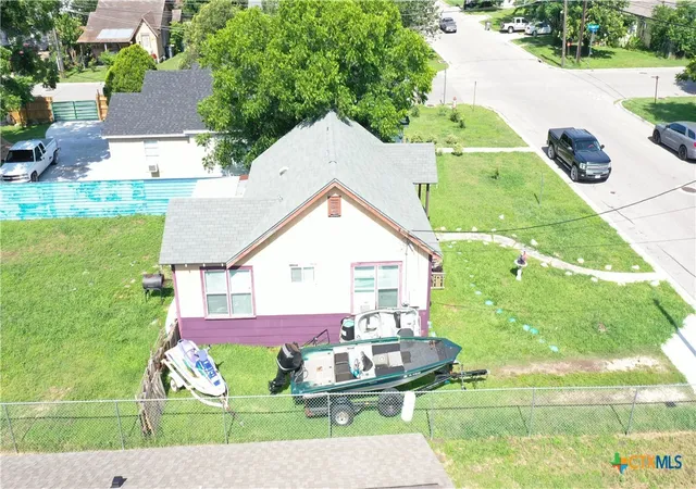 Photo 3 of Single family home for sale at 1003 E San Antonio St, Victoria, TX 77901 | MLS# 614663 | Listing updated on 2026-08-25